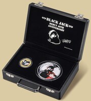 ブラック・ジャックの鞄をイメージした特製展示ケースにコインを収めた様子。(c)Tezuka Productions