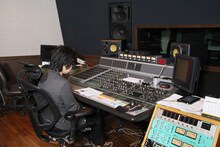 都内スタジオで試聴をする押見修造。