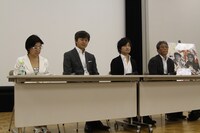 記者会見の様子。