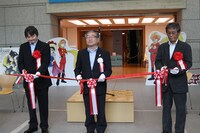 関係者によるテープカット。