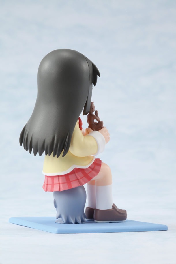 「トイズワークスコレクションよんてんご 日常 完全数量限定版」の水上麻衣。(C)あらゐけいいち・角川書店／東雲研究所