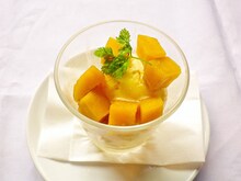 「小坂さんが教えてくれた『さつまいものレモン煮』」500円（Drink Set 700円）(C)柳原望／メディアファクトリー