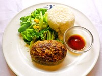 「美哉ちゃんの得意な『ハンバーグ』」850円（Drink Set1050円）(C)柳原望／メディアファクトリー