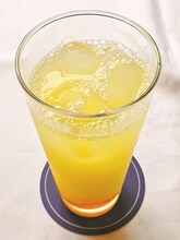 「丸宮光 オレンジソース×オレンジカルピス」450円（Drink Set可）(C)柳原望／メディアファクトリー