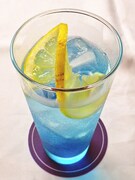 「園山奏 ブルーハワイシロップ×スポーツドリンク＋レモン」450円（Drink Set可）(C)柳原望／メディアファクトリー