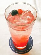 「香山なつ希 ストロベリーシロップ×グレープフルーツジュース×ソーダ＋ミックスベリー」450円（Drink Set可）(C)柳原望／メディアファクトリー