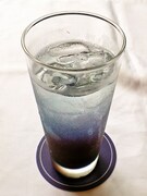 「高杉久留里 ブルーベリーソース×巨峰シロップ×ブルーハワイシロップ」450円（Drink Set可）(C)柳原望／メディアファクトリー