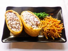 「『ゆかりおいなりさん』と『きんぴらごぼう』のお夜食」700円（Drink Set 900円）(C)柳原望／メディアファクトリー