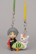 夏目とニャンコ先生のフィギュアストラップを組み合わせると、10周年を意味する「10」が現れる。
