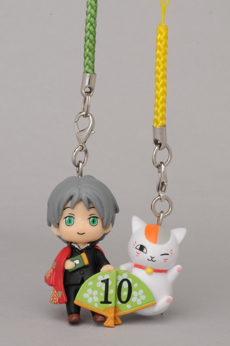 夏目とニャンコ先生のフィギュアストラップを組み合わせると、10周年を意味する「10」が現れる。