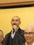 徳永厚治役の森廉（写真奥）。