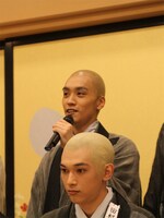 金城博役の平間壮一（写真奥）。