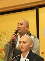 北川英敏役の諏訪雅（写真奥）。