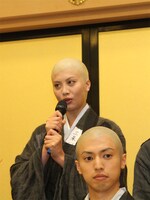 三条翼役の中別府葵（写真奥）。