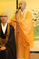 貞奉役の佐々木喜英（写真右）。