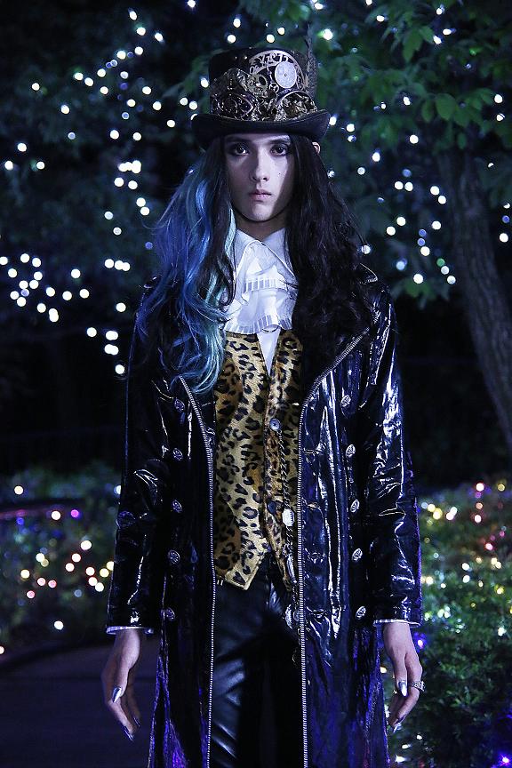 謎の葬儀屋・ジェイを演じる栗原類。(C)2014 枢やな／スクウェアエニックス (C)2014 映画「黒執事」製作委員会