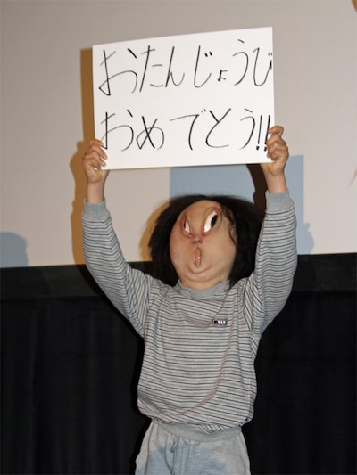 オチョナンさんが手にしていたフリップを掲げると、そこには「おたんじょうびおめでとう!!」の文字が。