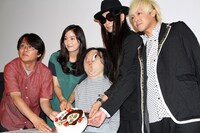 映画「不安の種」の完成披露上映会より。左から長江俊和、石橋杏奈、オチョナンさん、逹瑯、YUKKE。