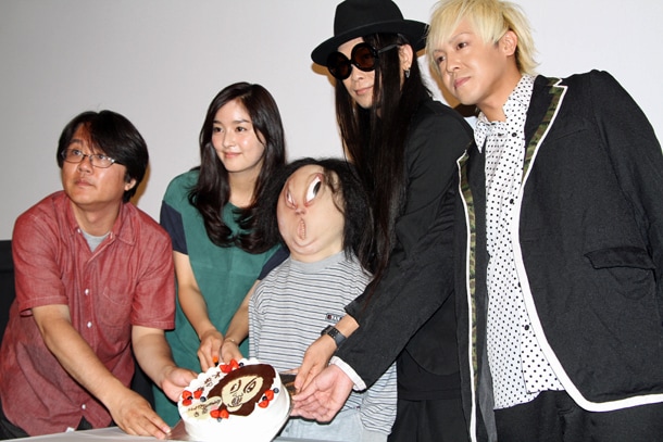 映画「不安の種」の完成披露上映会より。左から長江俊和、石橋杏奈、オチョナンさん、逹瑯、YUKKE。