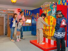 「こちら葛飾区亀有公園前派出所」のミニアトラクション。(c)秋本治・アトリエびーだま／集英社・ＡＤＫ