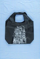 「羽海野チカ原画展～ハチミツとライオン～」で販売されるブンちゃんナイロンバッグ、1260円。