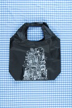 「羽海野チカ原画展～ハチミツとライオン～」で販売されるブンちゃんナイロンバッグ、1260円。