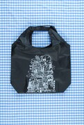 「羽海野チカ原画展~ハチミツとライオン~」で販売されるブンちゃんナイロンバッグ、1260円。