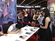 池野雅博がサイン会を行う様子。