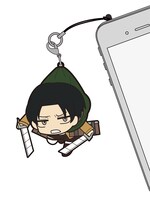 「リヴァイつままれストラップ」使用例。ストラップはイヤホンジャックパーツが付属しているため、スマートフォンにも装着可能だ。(c)諫山創・講談社／「進撃の巨人」製作委員会