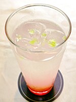 「新庄かなえ ストロベリーシロップ×カルピスソーダ＋はじけるキャンディ」450円（Drink Set可）(C)ルーツ / Piyo / アース・スター エンターテイメント / 亀井戸高校テニス部