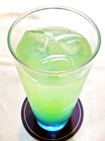 「坂東まりも ブルーハワイシロップ×グレープフルーツソーダ」450円（Drink Set可）(C)ルーツ / Piyo / アース・スター エンターテイメント / 亀井戸高校テニス部