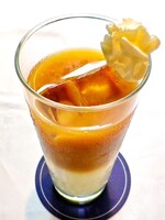 「高宮なすの キャラメルフレーバーシロップ×ミルク×ロイヤルミルクティ＋ホイップ」450円（Drink Set可）(C)ルーツ / Piyo / アース・スター エンターテイメント / 亀井戸高校テニス部