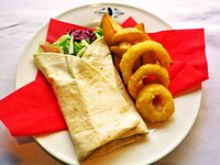 「ユカタンのタコスセット」800円（Drink Set1000円）(C)ルーツ / Piyo / アース・スター エンターテイメント / 亀井戸高校テニス部