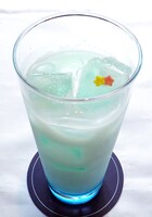 「トマリン ブルーハワイシロップ×ヨーグルトソーダ＋スターシュガー」450円（Drink Set可）(C)ルーツ / Piyo / アース・スター エンターテイメント / 亀井戸高校テニス部