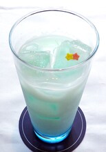 「トマリン ブルーハワイシロップ×ヨーグルトソーダ＋スターシュガー」450円（Drink Set可）(C)ルーツ / Piyo / アース・スター エンターテイメント / 亀井戸高校テニス部