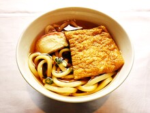 「ぶっかけ！きつねうどん」800円（Drink Set1000円）(C)ルーツ / Piyo / アース・スター エンターテイメント / 亀井戸高校テニス部