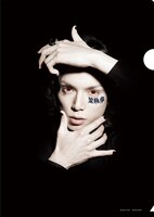 映画「黒執事」前売り特典のクリアファイル。（c）2014 枢やな／スクウェアエニックス（c）2014 映画「黒執事」製作委員会