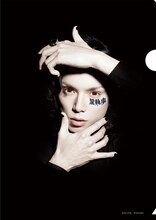 映画「黒執事」前売り特典のクリアファイル。（c）2014 枢やな／スクウェアエニックス（c）2014 映画「黒執事」製作委員会