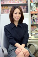 佐川美貴役の佐藤寛子。