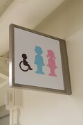 期間中は館内のトイレを示すピクトグラムも藤子・F・不二雄仕様に。(c)藤子プロ