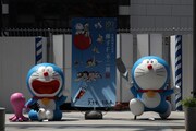 屋外から等身大のドラえもんが出迎えてくれる。(c)藤子プロ