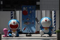 屋外から等身大のドラえもんが出迎えてくれる。(c)藤子プロ