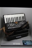 「原画の部屋」より、愛用のアコーディオン。(c)藤子プロ