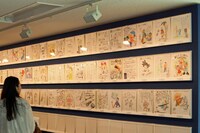 「つなぐ未来へ」コーナーより、マンガ界をはじめとする各界からの応援色紙。(c)藤子プロ