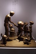 「つなぐ未来へ」コーナーより、キャラクターたちのブロンズ像。(c)藤子プロ