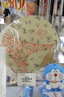 ショップコーナーより、うちわF80展集合柄。(c)藤子プロ