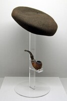 「原画の部屋」より、分身とも言えるベレー帽とパイプ。(c)藤子プロ