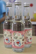 ショップコーナーより、SF（すこしふしぎ）サイダー。(c)藤子プロ
