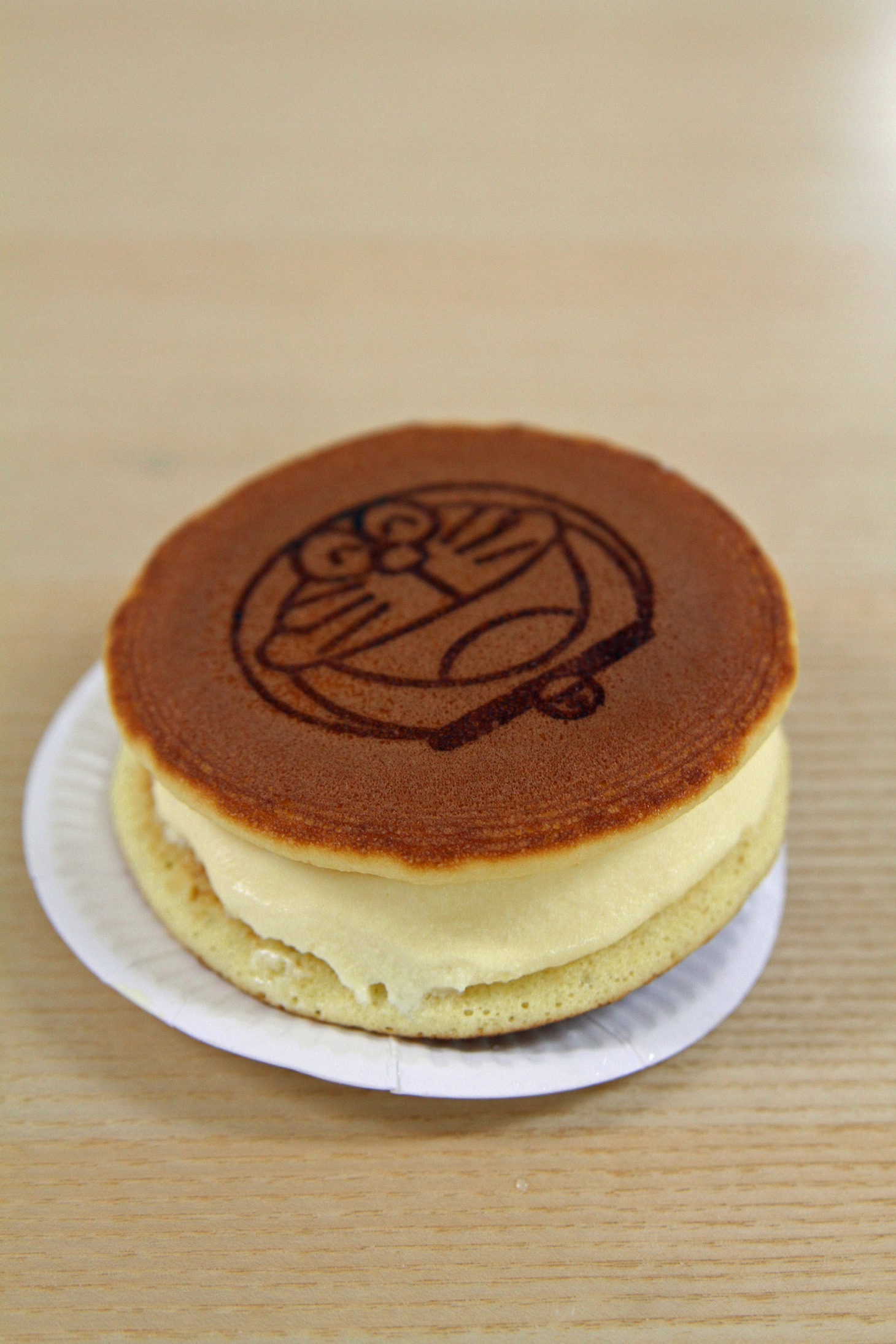 ショップコーナーより、どら焼きアイス・バニラ。(c)藤子プロ