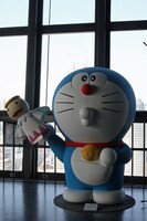 大展望台にも等身大ドラえもんがお目見えしていた。(c)藤子プロ